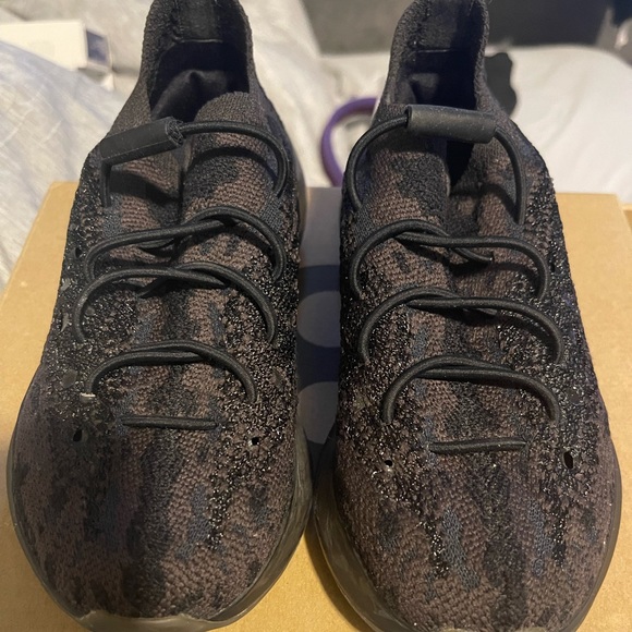 Yeezy Size 11.5K ( Kids Sneaker ) - Picture 2 of 3